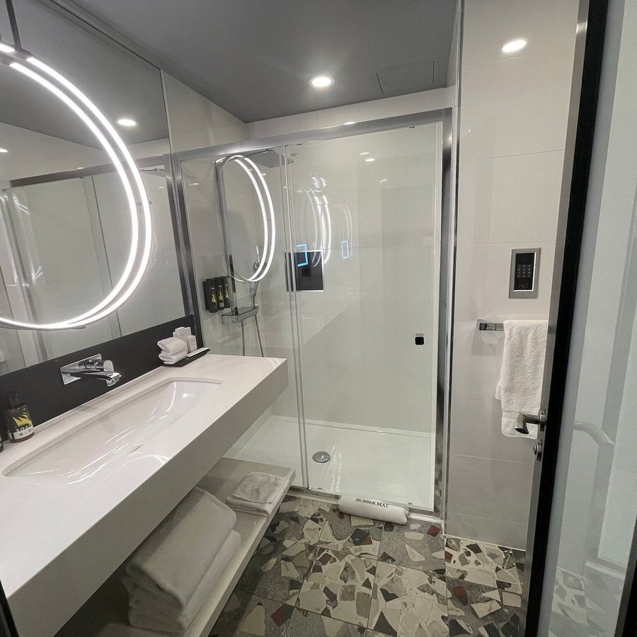 Montcalm East Autograph Collection — Bathroom