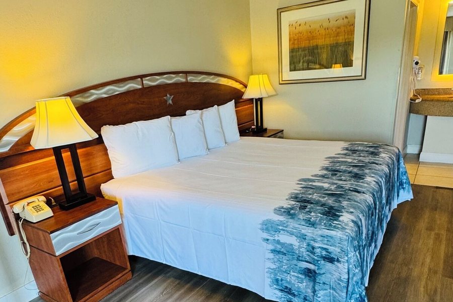 Monte Carlo Inn — Guest room