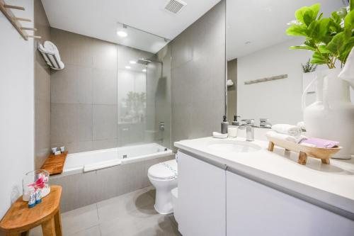 Monte Carlo Miami Beach — Bathroom