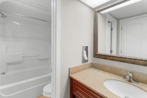 Monterey Bay 1103 Myrtle Beach Escape — Bathroom