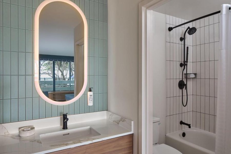 Monterey Beach Hotel A Tribute Portfolio Hotel — Bathroom