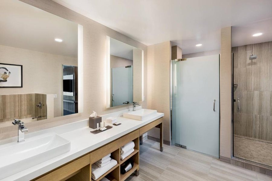 Monterey Marriott — Bathroom