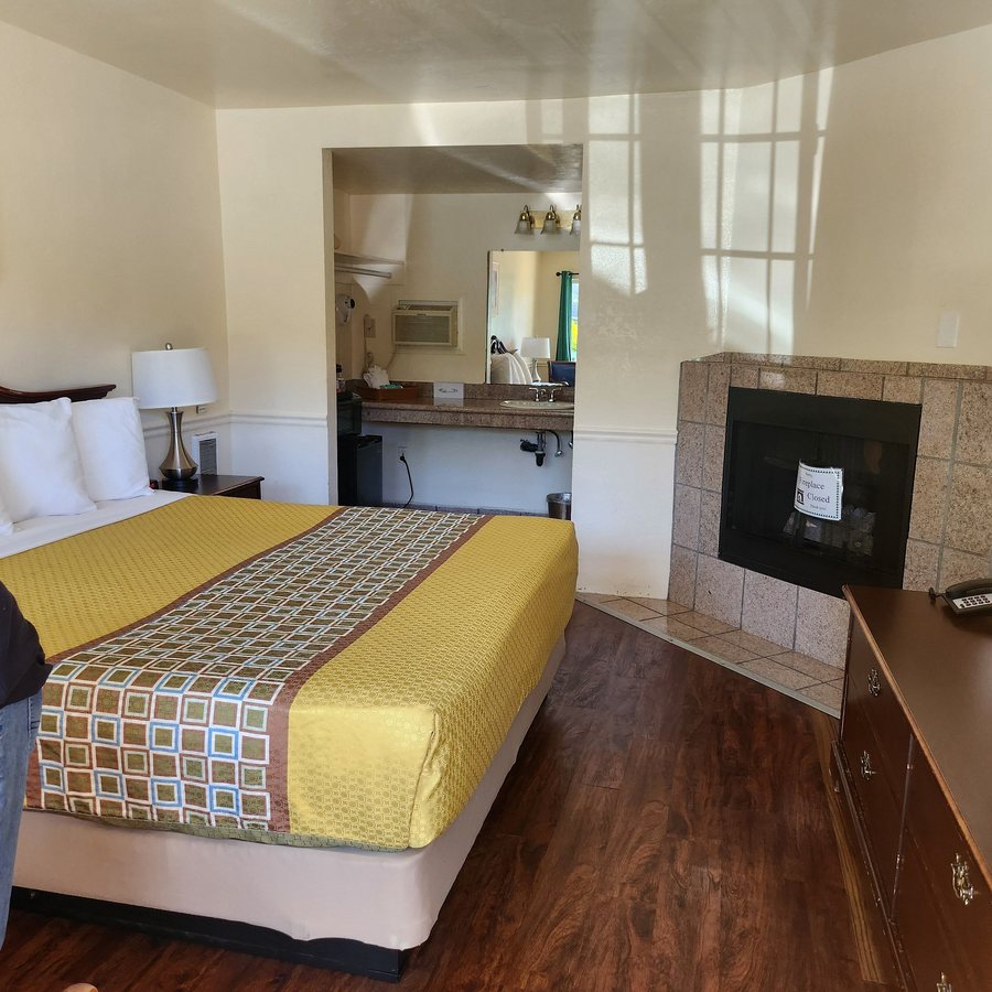 Monterey Pines Inn — Guest room