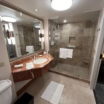 Monterey Plaza Hotel Spa — Bathroom