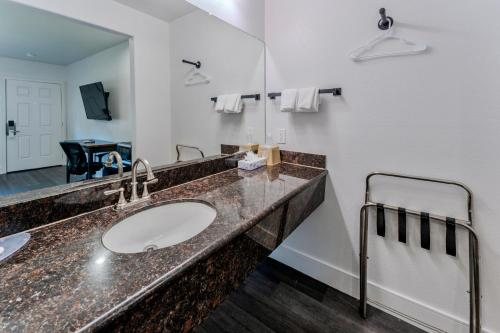 Monterey Surf Inn — Bathroom