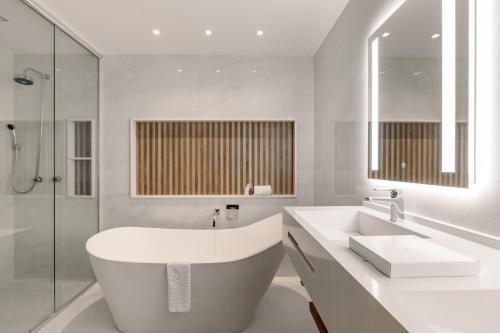 Monthez Hotel Eventos — Bathroom