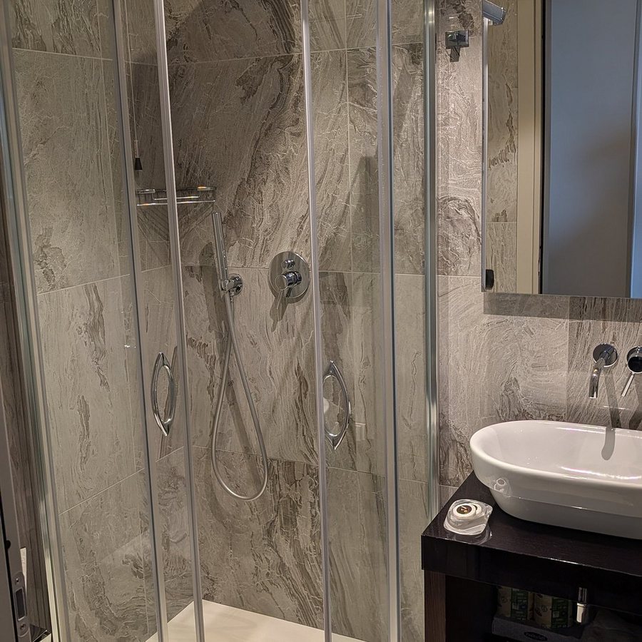 Monti Palace Hotel — Bathroom