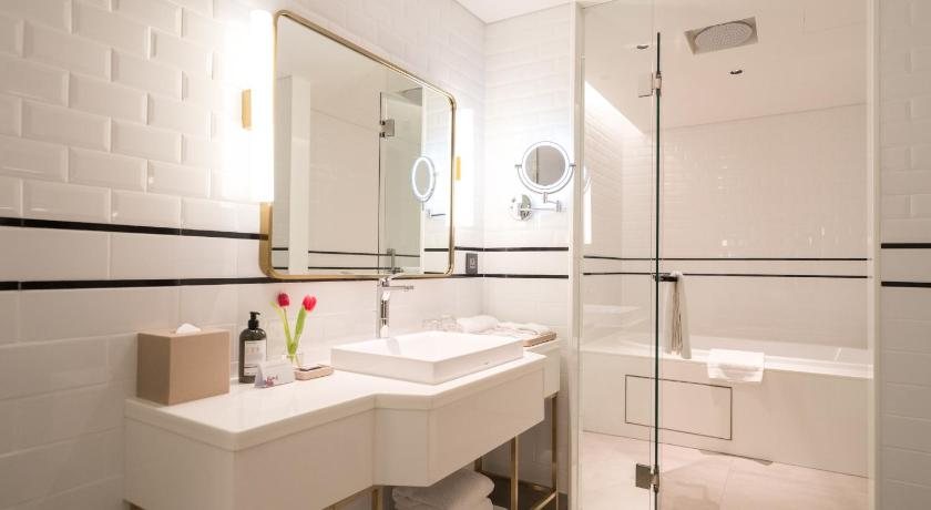 Montien Hotel Surawong Bangkok — Bathroom