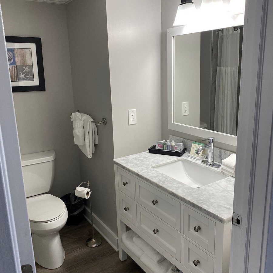 Montreal Beach Resort — Bathroom