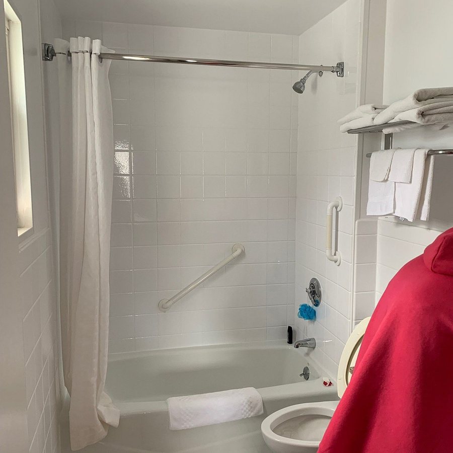 Monument Mountain Motel — Bathroom