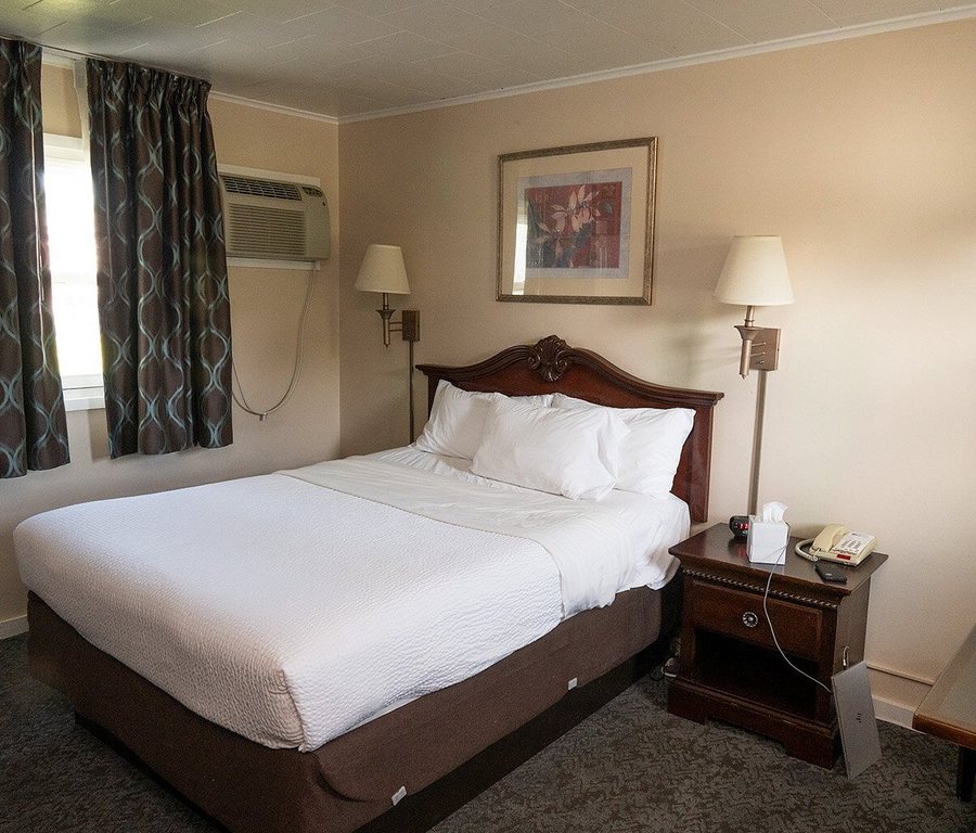 Monument Mountain Motel — Guest room