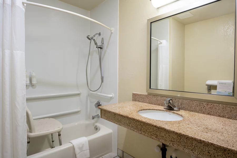 Moonlight Beach Motel — Bathroom