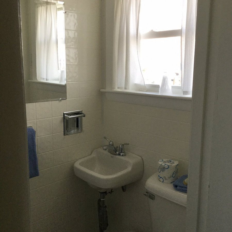 Moontide Motel Cabins and Apartments — Bathroom