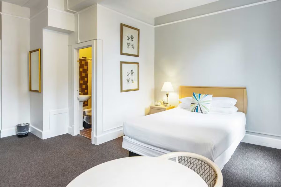 Moore Hotel — Guest room