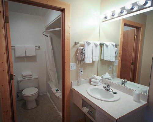 Moose Creek Lodge and Suites — Bathroom