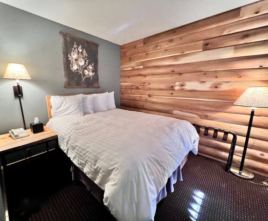 Moose Creek Lodge and Suites — Guest room