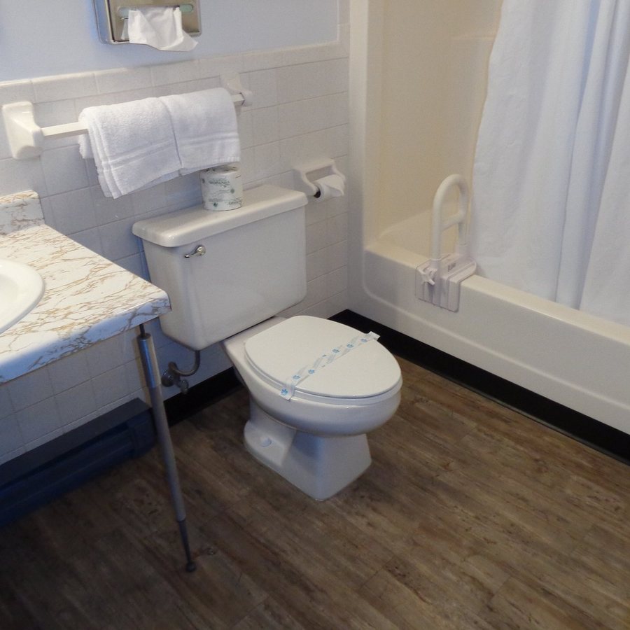 Moose Lake Lodge Moose Lake Minnesota — Bathroom