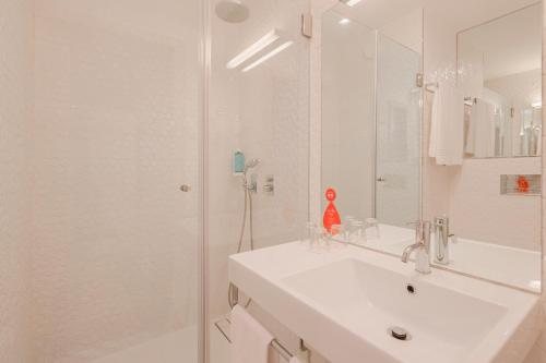 Moov Hotel Porto Norte — Bathroom