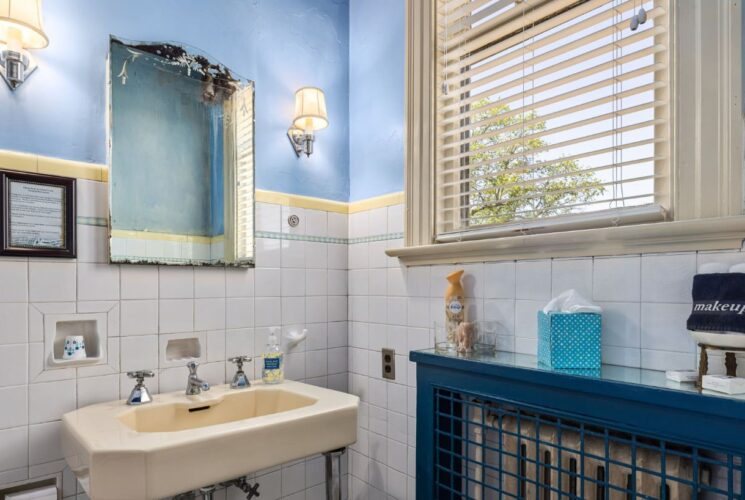Morehead Manor Bed And Breakfast — Bathroom