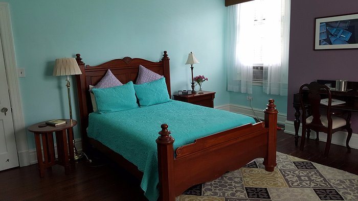 Morehead Manor Bed And Breakfast — Guest room