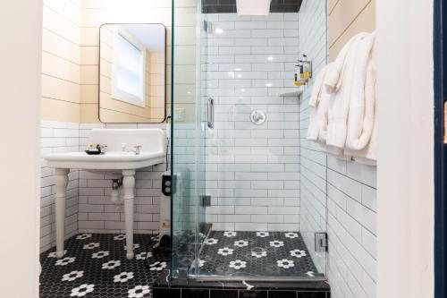 Morgan Hotel — Bathroom