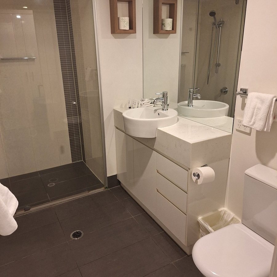 Morgan Suites Hotel Apartments — Bathroom