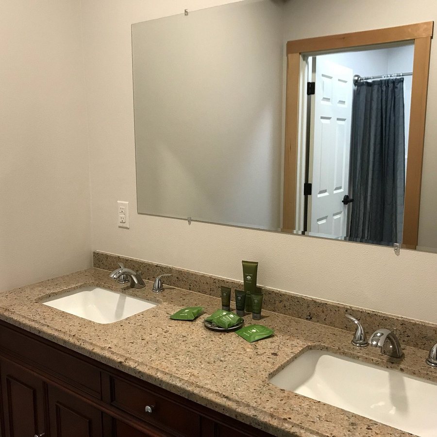 Morning Wood Hotel — Bathroom