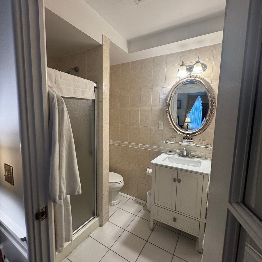 Morris House Hotel — Bathroom