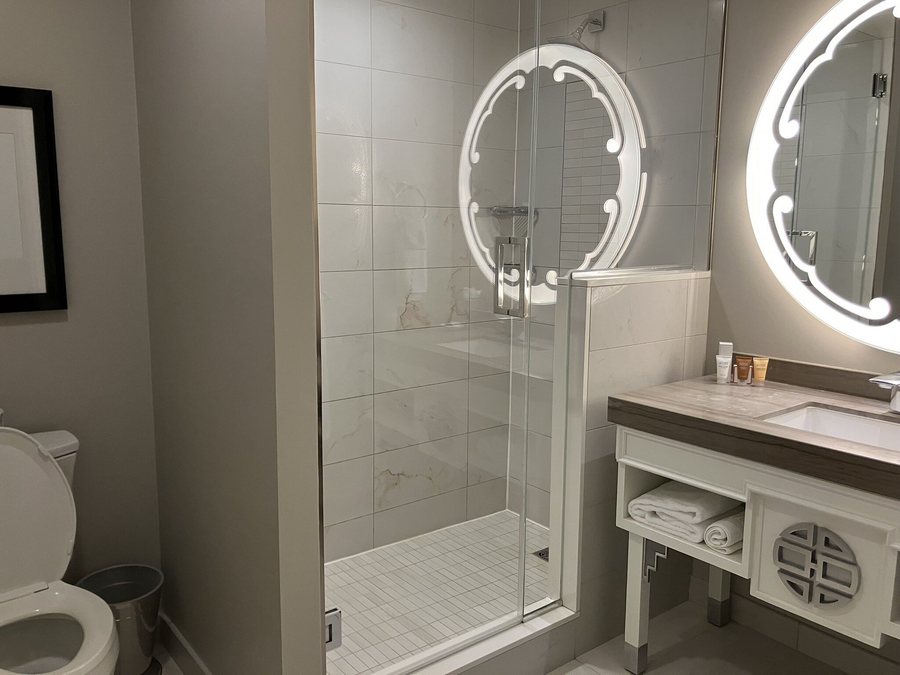 Morrison Clark Historic Inn Restaurant — Bathroom