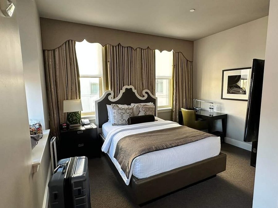 Morrison Clark Historic Inn Restaurant — Guest room