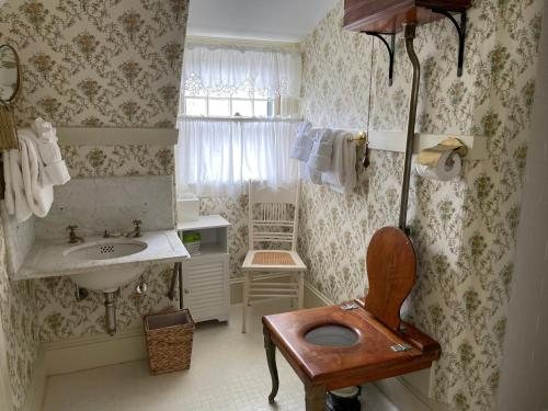 Moseley Cottage Inn — Bathroom