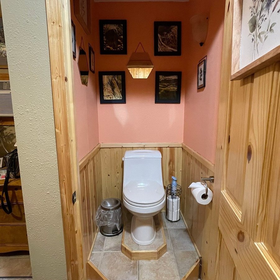 Moss Mountain Inn Columbia Falls Montana — Bathroom