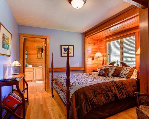 Moss Mountain Inn Columbia Falls Montana — Guest room