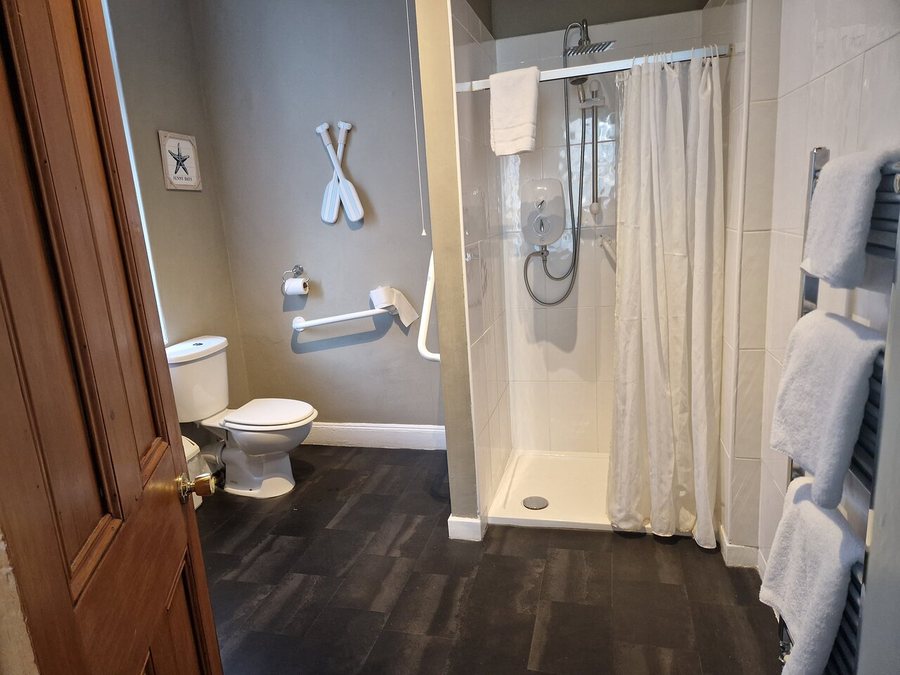 Mossbrae Hotel — Bathroom