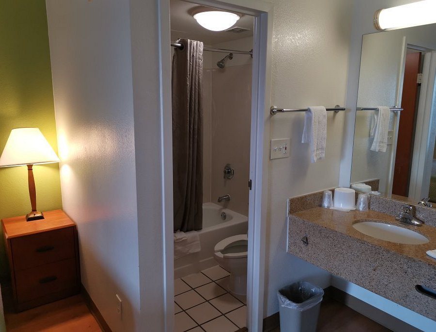 Motel 6 Amherst NY Buffalo — Bathroom
