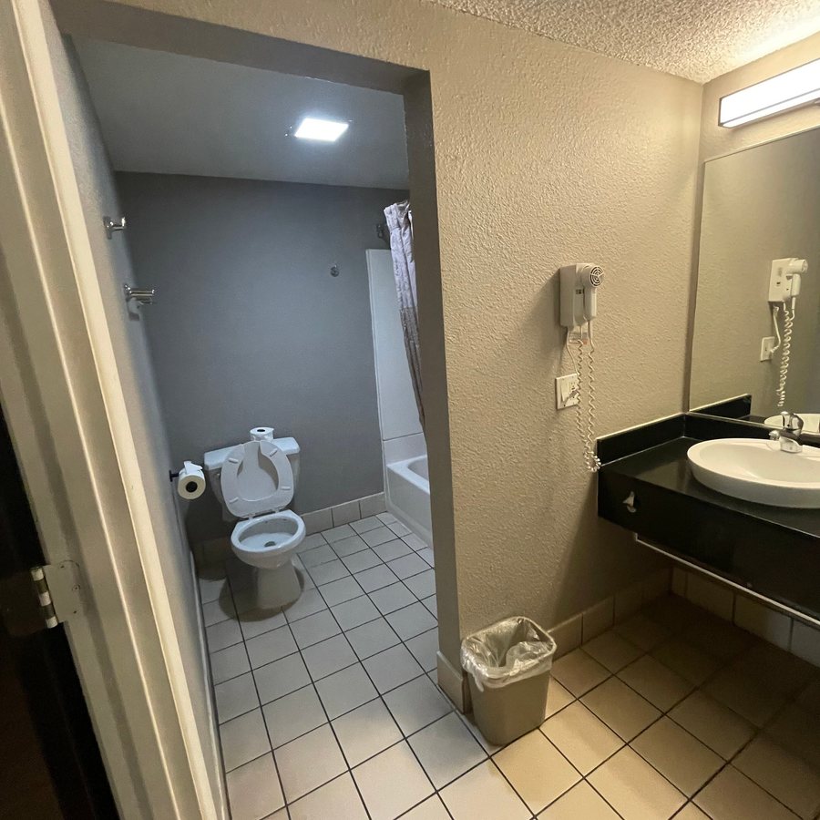 Motel 6 Anaheim CA Maingate — Bathroom