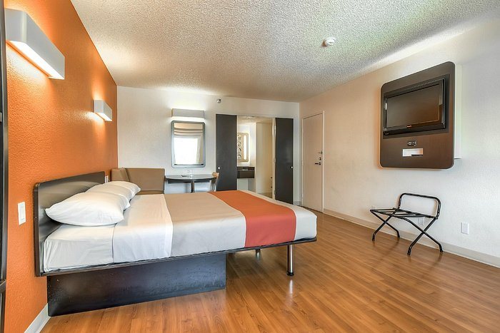 Motel 6 Anaheim CA Maingate — Guest room