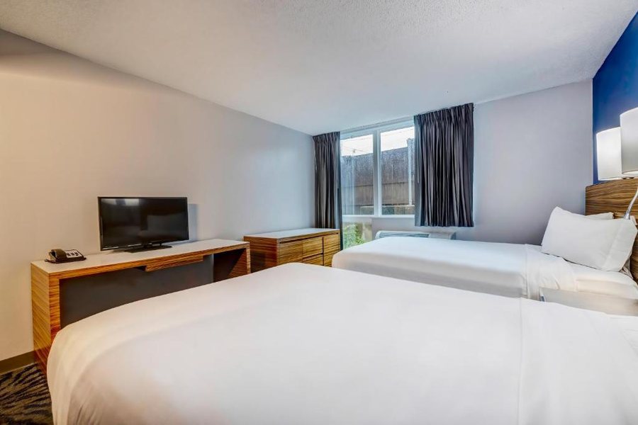 Motel 6 Arlington — Guest room