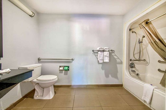Motel 6 Arlington TX — Bathroom