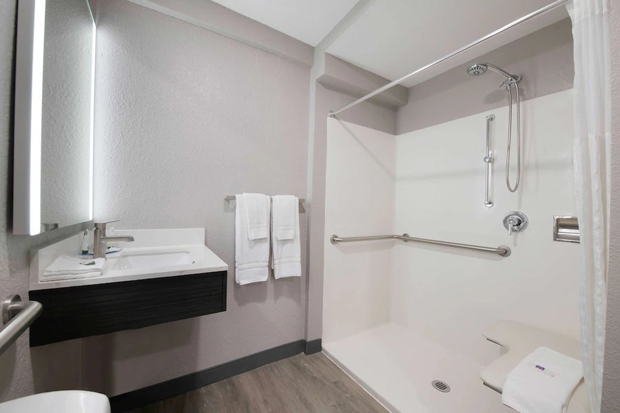 Motel 6 Atlanta Chamblee Tucker — Bathroom