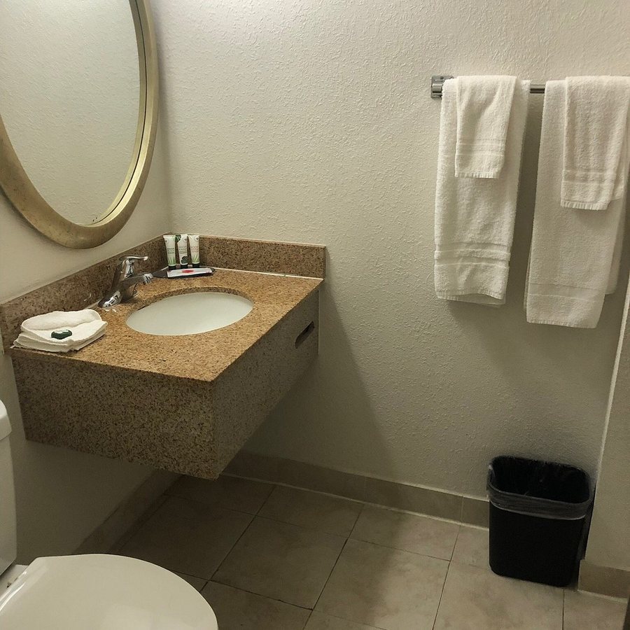 Motel 6 Atlanta Ga Downtown — Bathroom