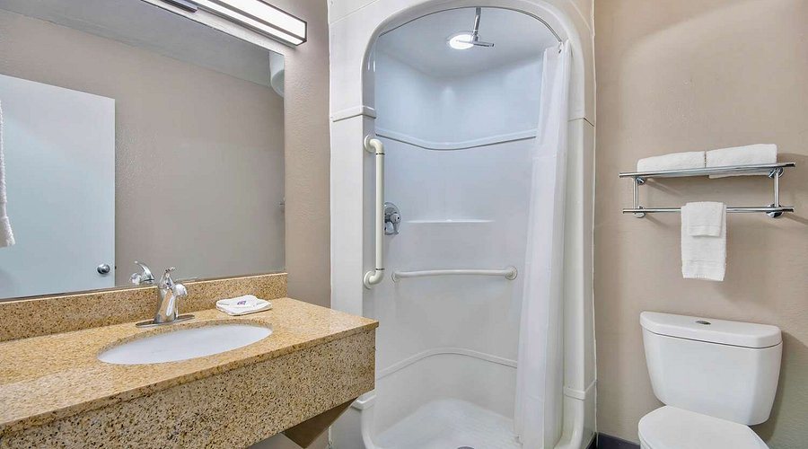Motel 6 Austin Airport — Bathroom
