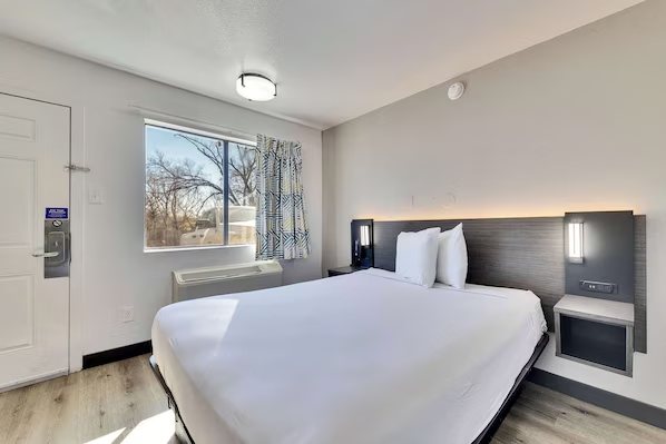 Motel 6 Austin Airport — Guest room