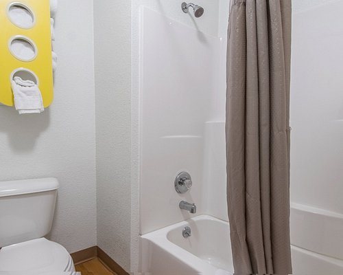 Motel 6 Bakersfield — Bathroom