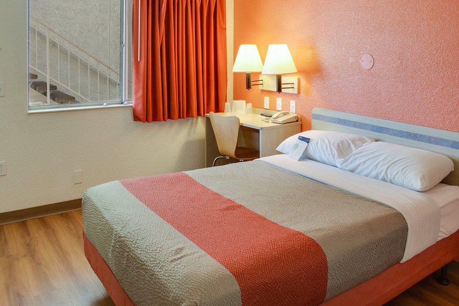 Motel 6 Bakersfield — Guest room