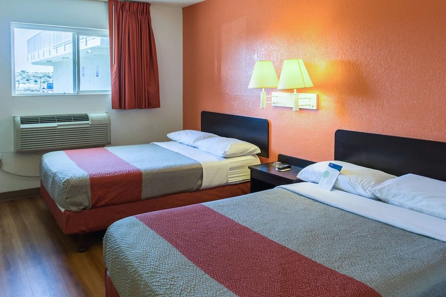 Motel 6 Bakersfield CA Convention Center — Guest room
