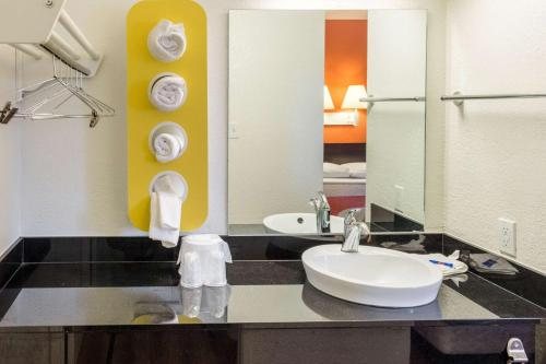 Motel 6 Bakersfield CA East — Bathroom