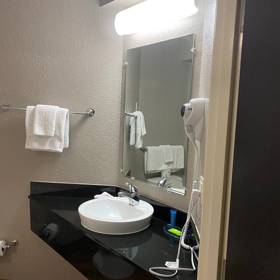 Motel 6 Bay St Louis MS — Bathroom