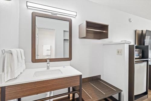 Motel 6 Bend OR — Bathroom