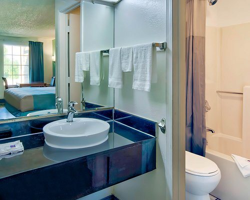 Motel 6 Berea KY — Bathroom